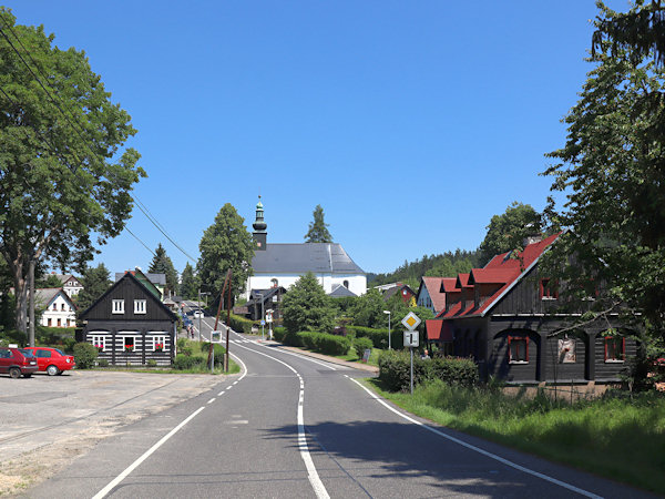 Die Ortsmitte mit der Kirche der hl. Dreifaltigkeit im Hintergrund.