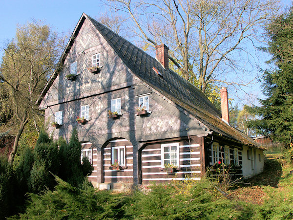 Holzhaus mit schiefergedecktem Giebel.