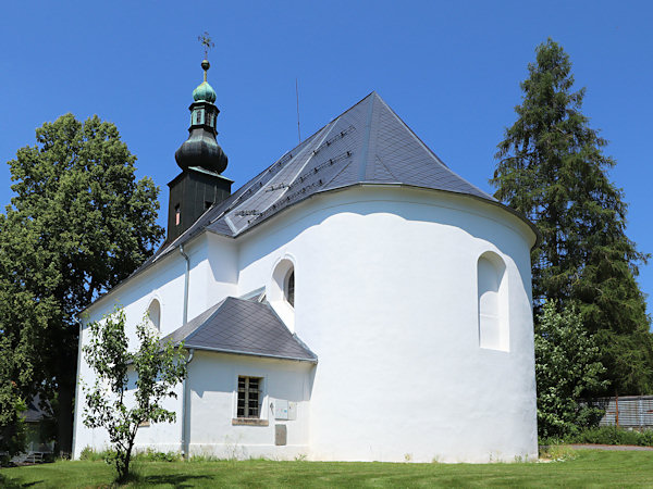 Kostel Nejsvětější Trojice na návrší uprostřed vsi.