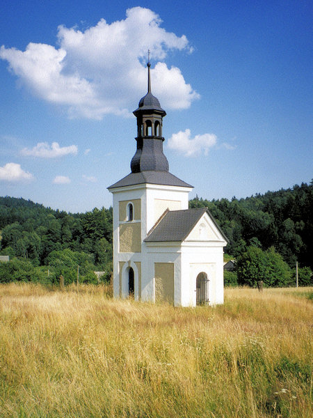 Glockenturm am Südrand des Ortes.