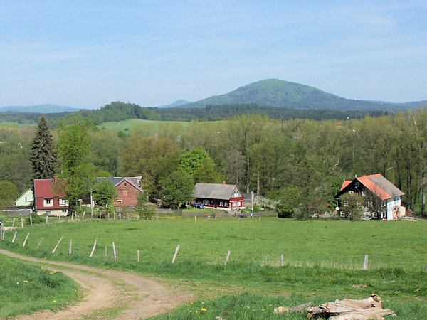 Das Dorf am nordwestlichen Fuße des Tlustec (Tolzberg).