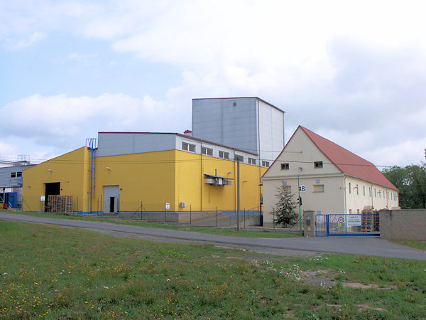 Zemědělská farma s rekonstruovanou budovou bývalého dvora Tlustecká.