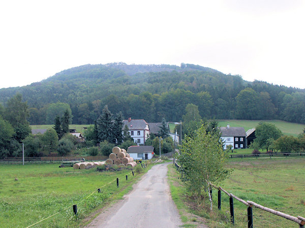 Das Dorf am westlichen Fuße des Tlustec (Tolzberg).