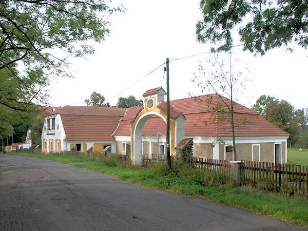 Pěkně opravené hospodářské budovy dvora v Malém Valtinově.
