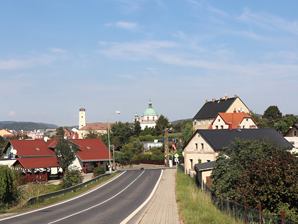 Pohled z dolní části České Vsi na chrám sv. Vavřince a sv. Zdislavy a bývalý kostel Panny Marie v Jablonném.
