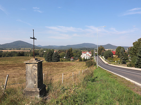 Výhled na Lužické hory od hlavní silnice v horní části vsi.