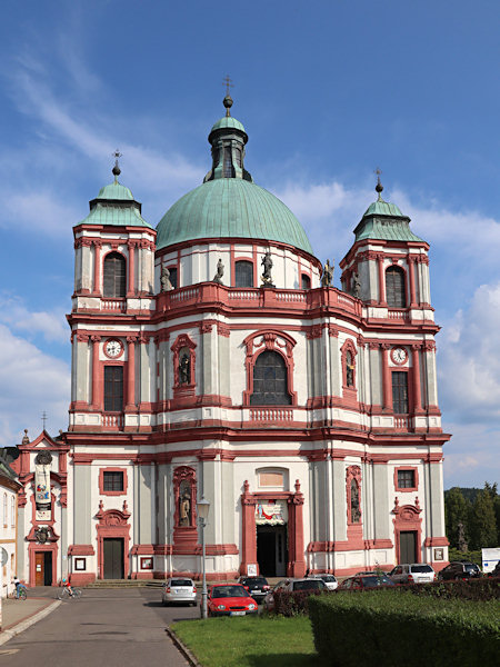 Průčelí chrámu sv. Vavřince a sv. Zdislavy.