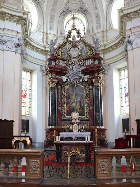 Hlavní oltář v chrámu sv. Vavřince a sv. Zdislavy.