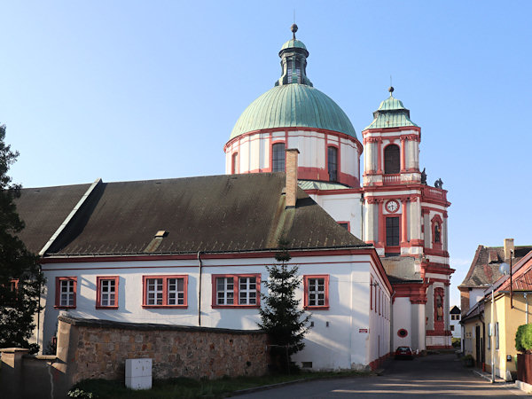 Budova dominikánského kláštera vedle chrámu sv. Vavřince a sv. Zdislavy.