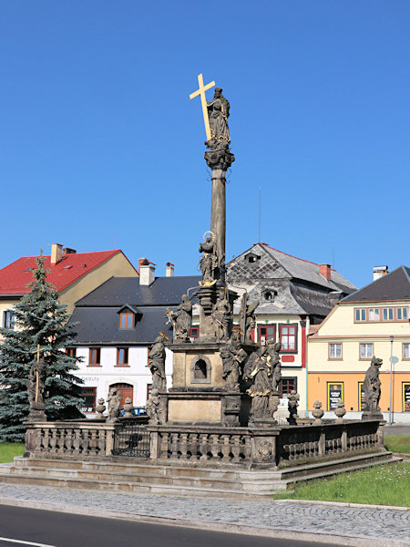 Barokní morový sloup Krista Salvátora uprostřed náměstí.