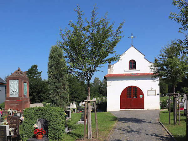 Městský hřbitov s márnicí a pomníkem padlým z 1. světové války (vlevo).
