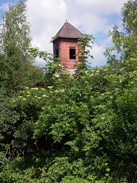 Von der quadratischen Kapelle ist nur der Turm von der Straße aus sichtbar.