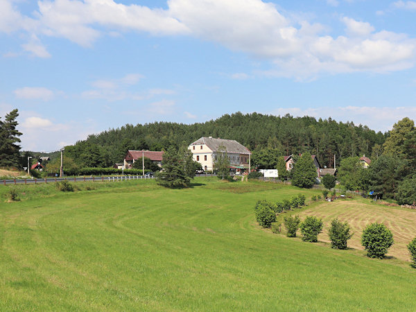 Das östliche Ende von Židovice (Jüdendorf) mit dem großen denkmalgeschützten Haus Nr. 47.