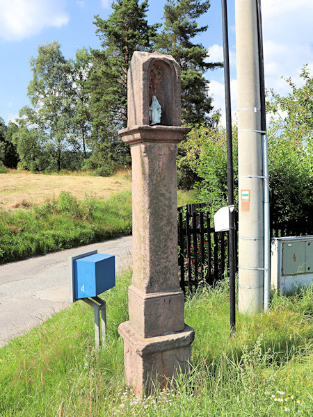 Bildstock an der Abzweigung zum nördlichen Teil des Dorfes.