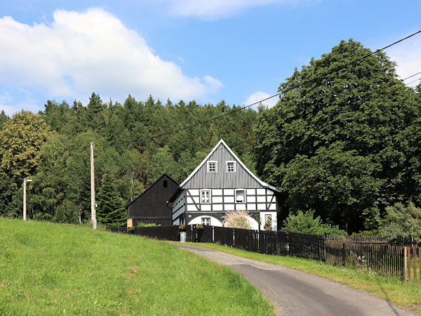 Ein schön renoviertes Haus mit Fachwerkboden im oberen Teil von Židovice (Jüdendorf).