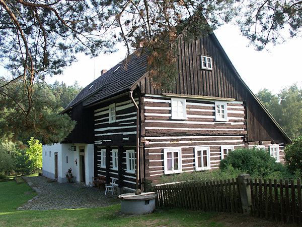 Eingeschossiges Fachwerkhaus am Ende des Dorfes.