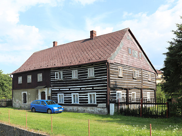 Denkmalgeschütztes Fachwerkhaus in der Nähe des Markvartický rybník (Markersdorfer Teich).