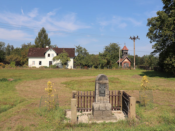 Ortsmitte mit einem Denkmal für die Gefallenen von 1945.