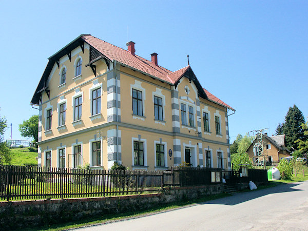 Das ehemalige Schulgebäude wird heute von der Gemeindeverwaltung genutzt.