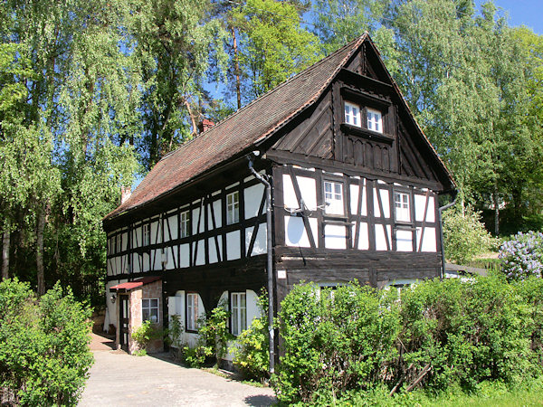 Denkmalgeschütztes Fachwerkhaus Nr. 29 mit einem Fachwerkstockwerk.