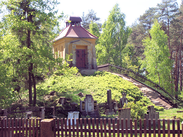 Kapelle auf dem Felsen in der südwestlichen Ecke des Friedhofs.