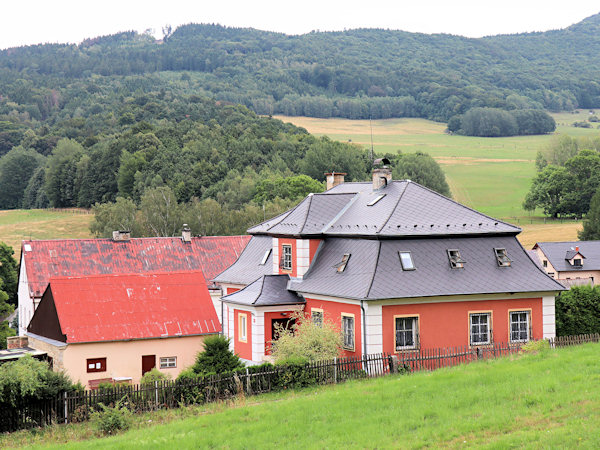 Bývalá fara vedle kostela.