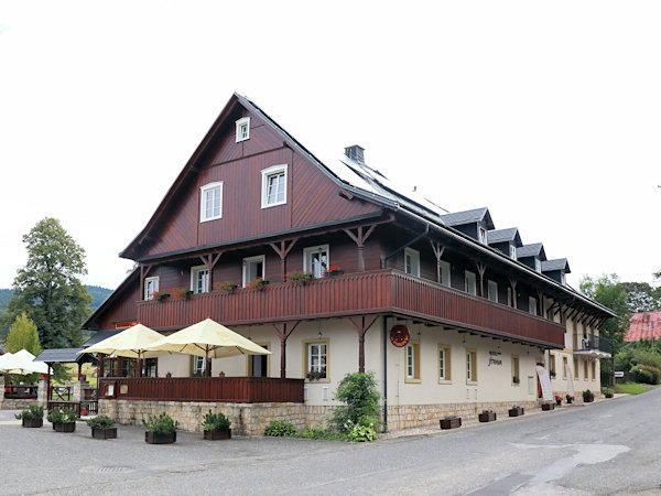 Hotel uprostřed vesnice.