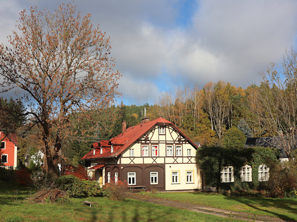 Bývalý penzion U Budulínka v centru osady.