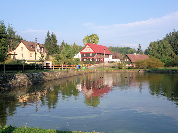Rybník uprostřed osady.