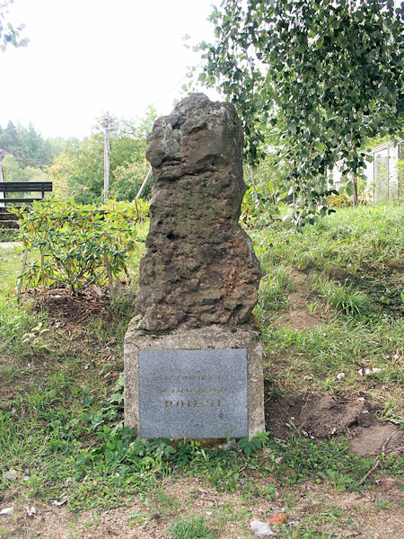 Pamětní kámen s deskou k 300. výročí založení osady.