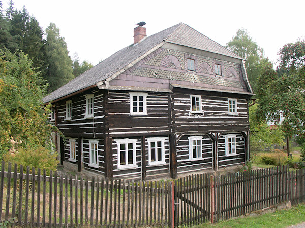 Památkově chráněný patrový roubený dům z konce 18. století.