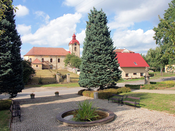 Střed obce s kostelem sv. Barbory.
