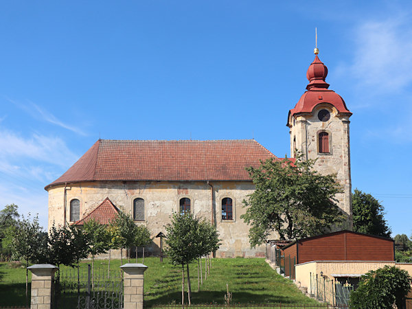 Die Kirche St. Barbara mit dem ehemaligen Friedhof.