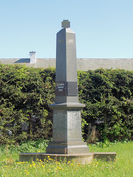 Pomník padlým z 1. světové války na starém hřbitově.