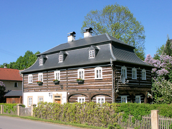 Das ehemalige Pfarrhaus an der südöstlichen Ecke des Dorfplatzes.