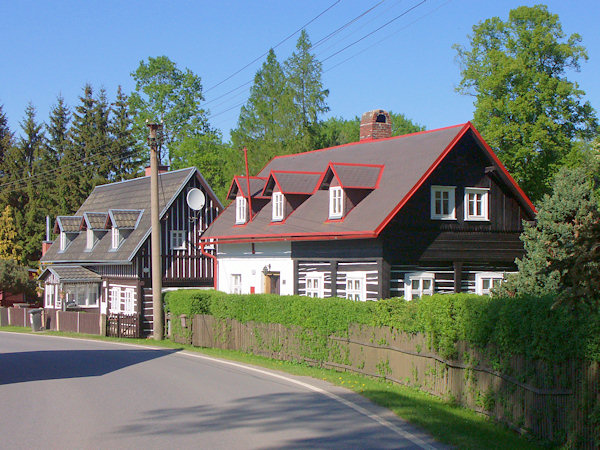 Jeden z památkově chráněných poloroubených domů na jižním konci obce.