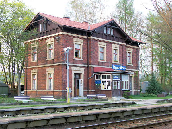 Das Bahnhofsgebäude.