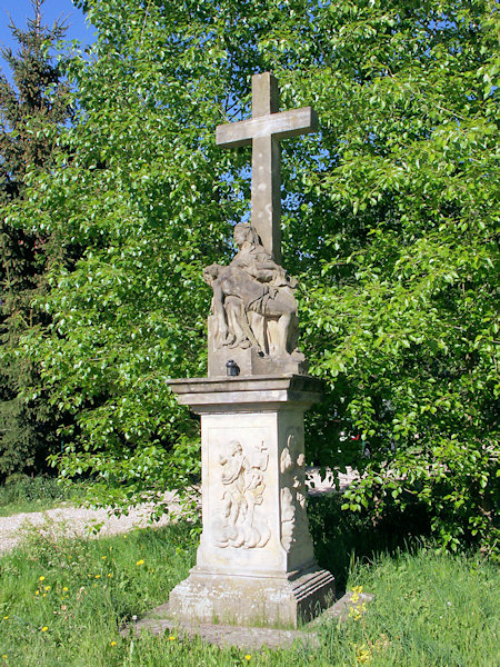 Pieta-Statue hinter dem Bahnhof.