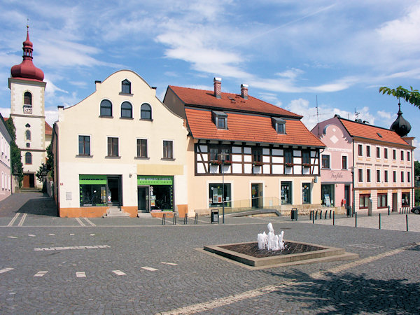 Häuser an der Ostseite des Obermarktes. Die Gasse auf der linken Seite führt zur St. Bartholomäus-Kirche.