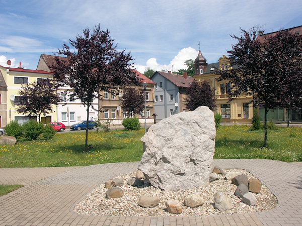 Großer Stein in der Mitte des Dolní náměstí (Untermarkt).