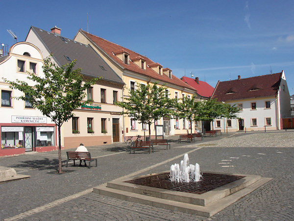 Die Westseite des Obermarktes mit einem modernen Springbrunnen.