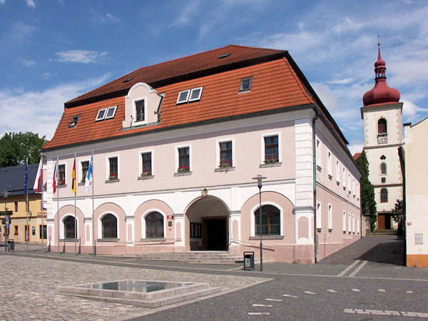 Das Rathaus am oberen Ende des Platzes.