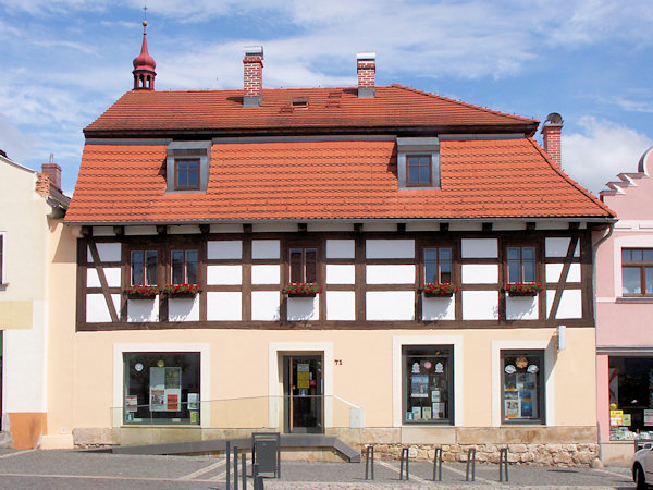 Im Haus Nr. 71 befinden sich ein Informationsbüro und ein Museum.