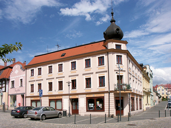 Prächtiges Haus an der südöstlichen Ecke des Platzes.