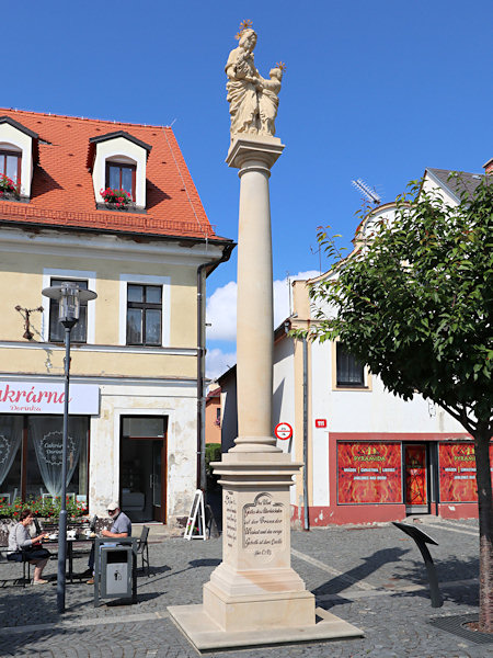 Eine Nachbildung der originalen Pestsäule auf dem Obermarkt.