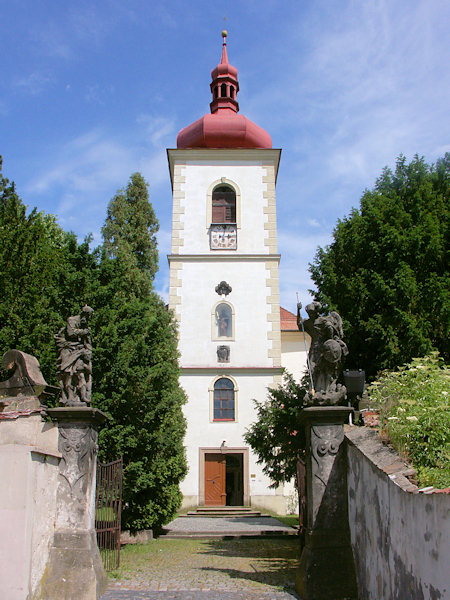 Die Fassade der St.-Bartholomäus-Kirche mit einem Statuenpaar am Eingangstor.