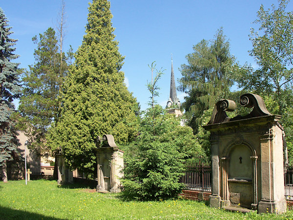 Der Alte Friedhof mit den Kapellen der Kreuzwegstationen ist als Landschaftsgarten angelegt.
