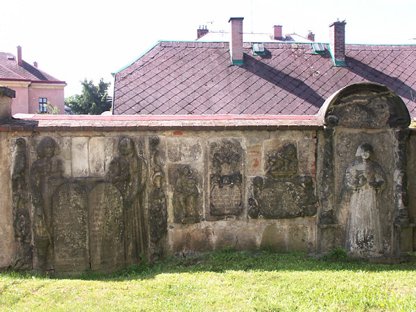 Alte Grabsteine an der Friedhofsmauer.