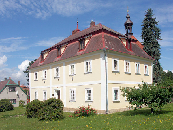 Das Pfarrhaus mit Mansarddach.