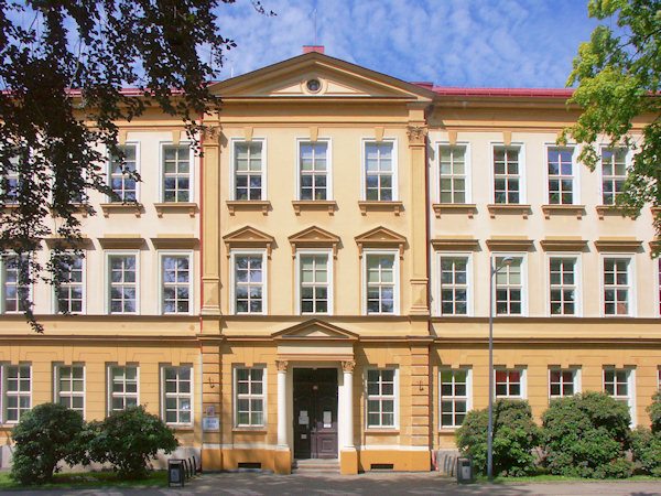 Das eindrucksvolle Schulgebäude von 1887.